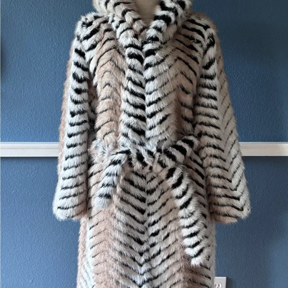 Akira Lola Hooded Faux Fur Jacket NWT - Picture 9 of 12